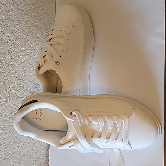Women White sneakers with Faux Leather upper , memory insole sz 8.5 - Picture 4 of 5